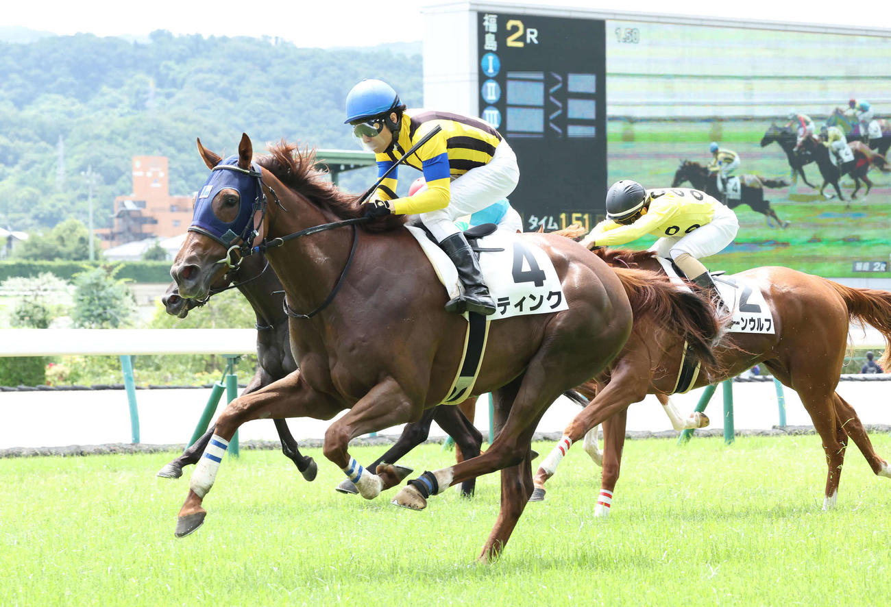福島2R、2歳未勝利戦を制したティンクと大野騎手（撮影・丹羽敏通）