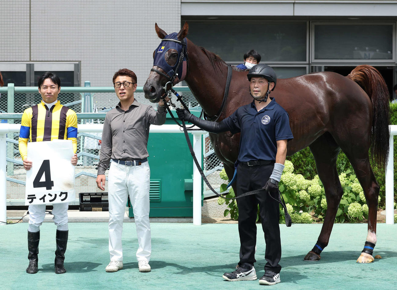 福島2R、2歳未勝利戦を制したティンクの口取りをする大野騎手と久保田師（撮影・丹羽敏通）
