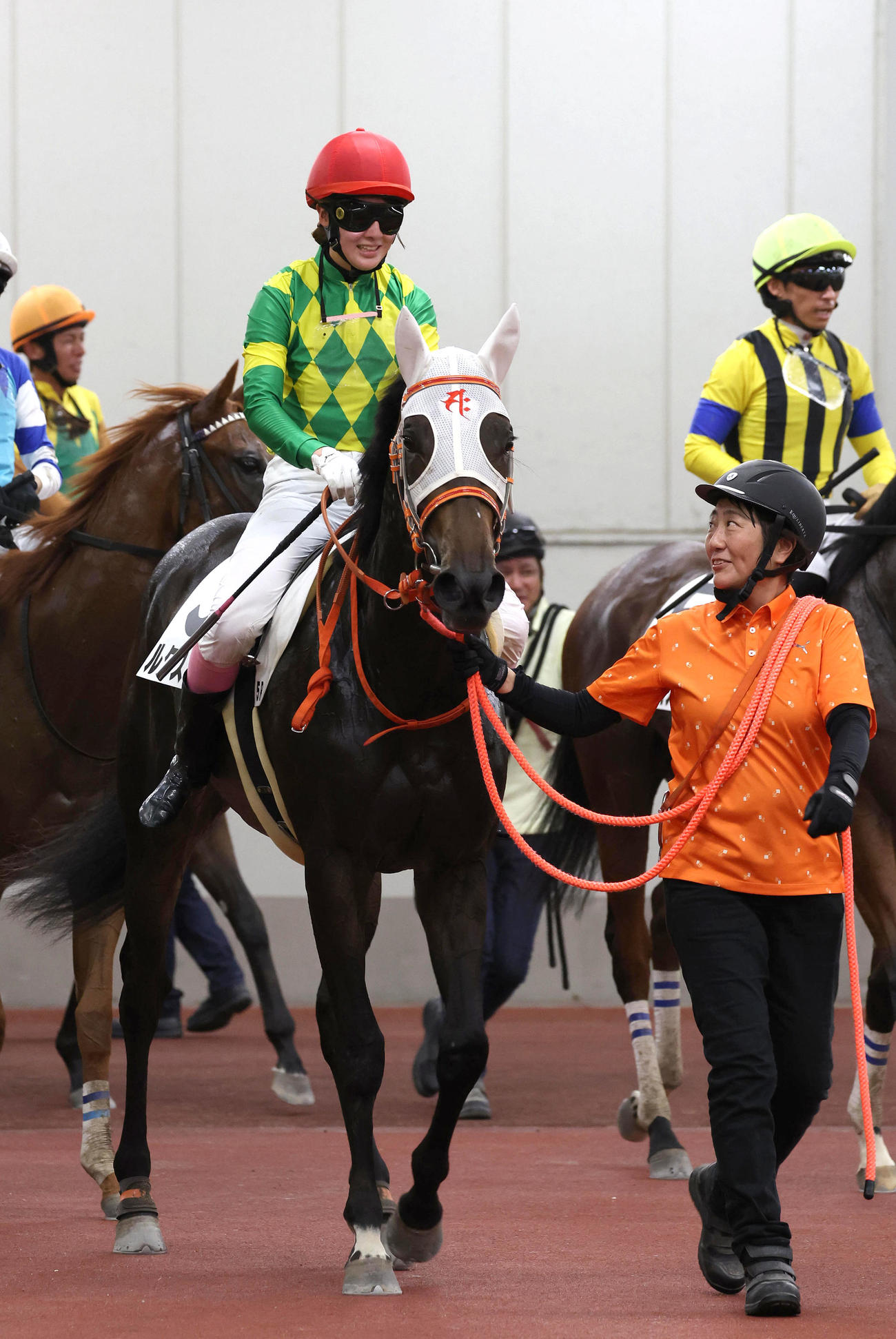 中京5R新馬戦を快勝し、永島騎手を背に引き揚げるルクスノア（撮影・白石智彦）