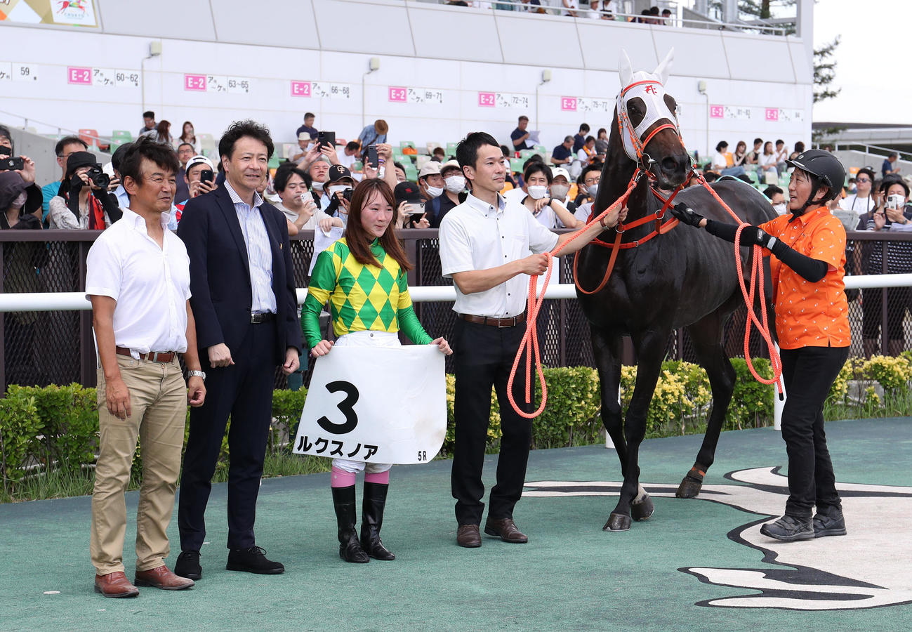 中京5R新馬戦を制したルクスノアと口取りに並ぶ永島騎手（中央）（撮影・白石智彦）