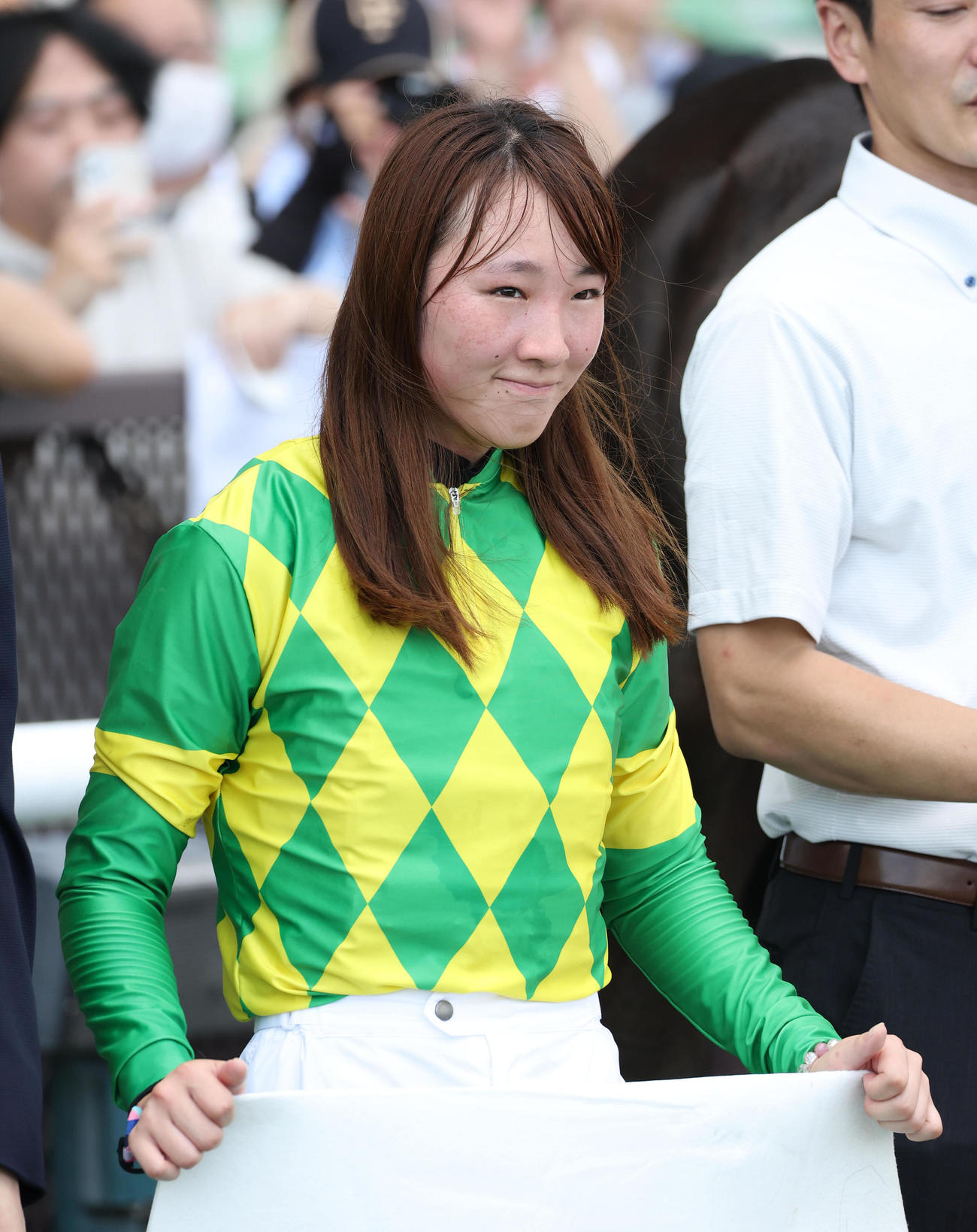 中京5R新馬戦を制したルクスノアと口取りに並ぶ永島騎手（撮影・白石智彦）