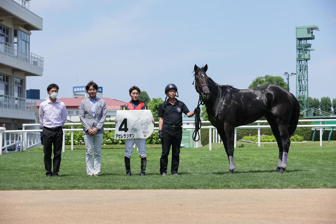 札幌5R、デビュー戦を制したアセレラシオンと鮫島駿騎手（撮影・村野早祐）