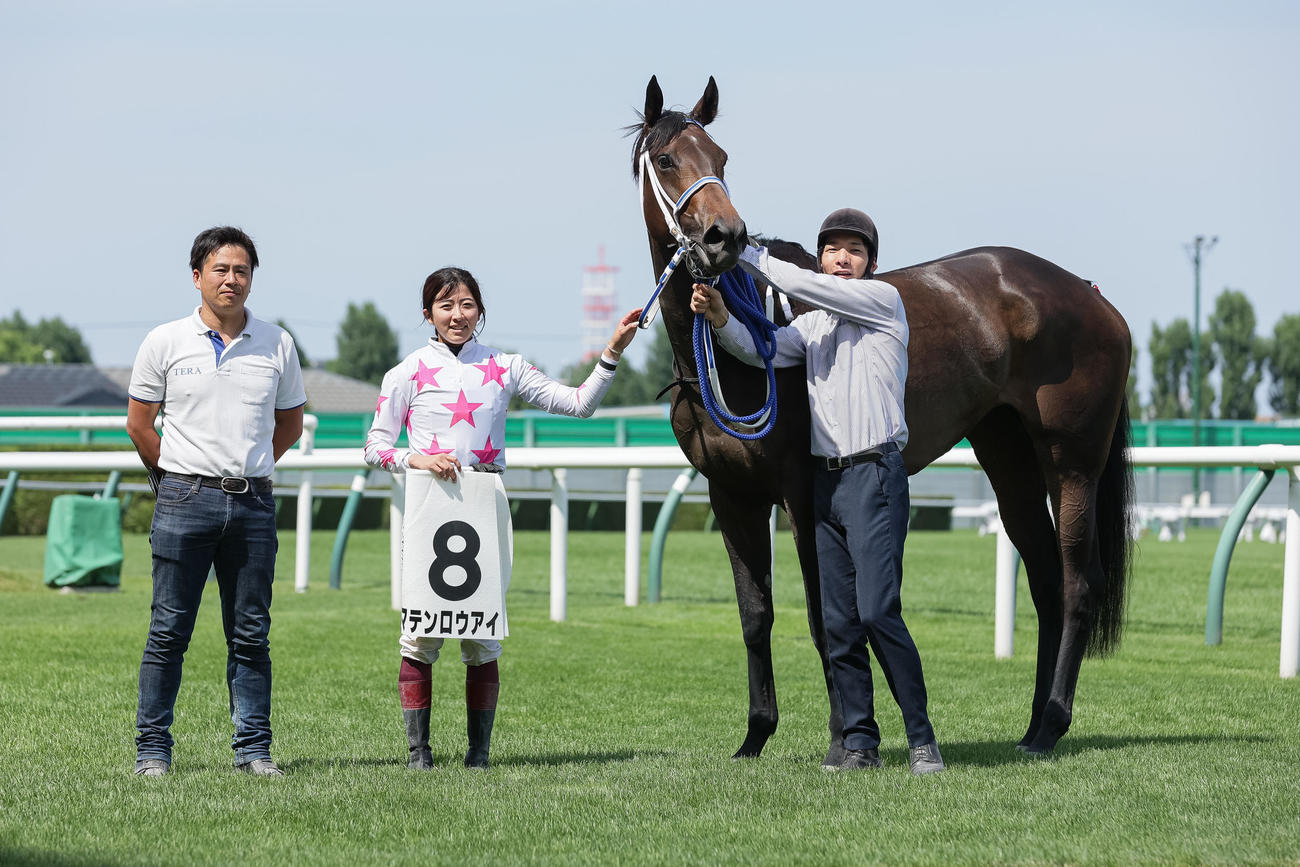 札幌8R、1勝クラスを制したマテンロウアイと今村騎手（撮影・村野早祐）
