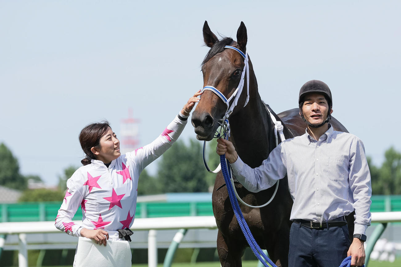 札幌8R、1勝クラスを制したマテンロウアイと今村騎手（撮影・村野早祐）