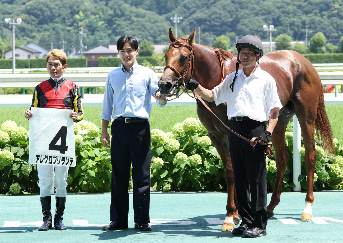 デビュー戦を快勝したアレグロブリランテの口取りをする上原佑師（中央）と戸崎騎手（撮影・丹羽敏通）