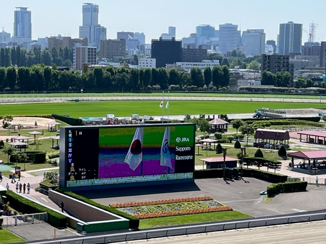 日の丸が掲揚される札幌競馬場