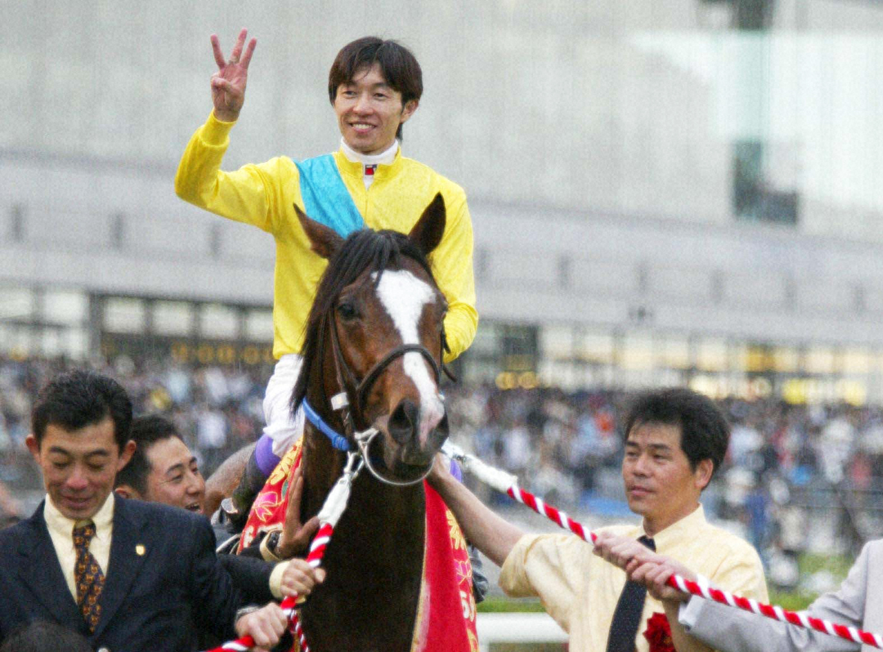 02年日本ダービーを制したタニノギムレットと武豊騎手