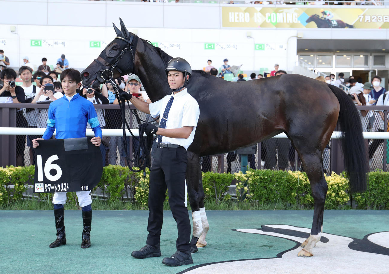 中京11R、豊明Sを制したサマートゥリストと口取りに並ぶ坂井騎手（左）（撮影・白石智彦）