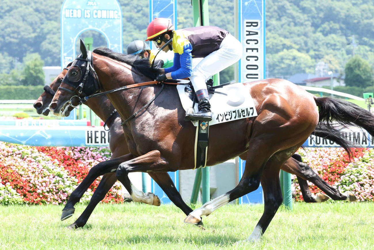 福島5R、デビュー戦を制したインビジブルセルフと戸崎騎手（手前）（撮影・丹羽敏通）