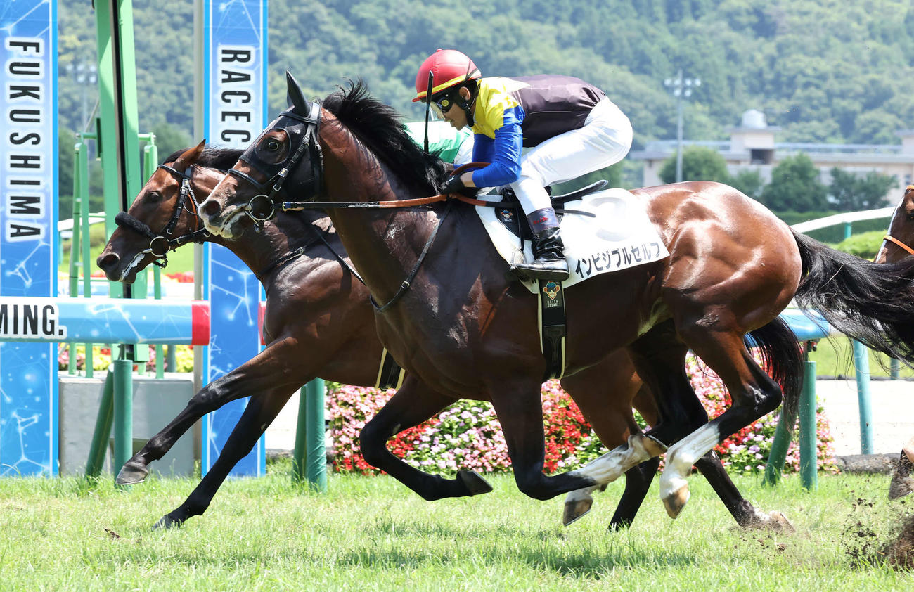 福島5R、デビュー戦を制したインビジブルセルフと戸崎騎手（手前）（撮影・丹羽敏通）
