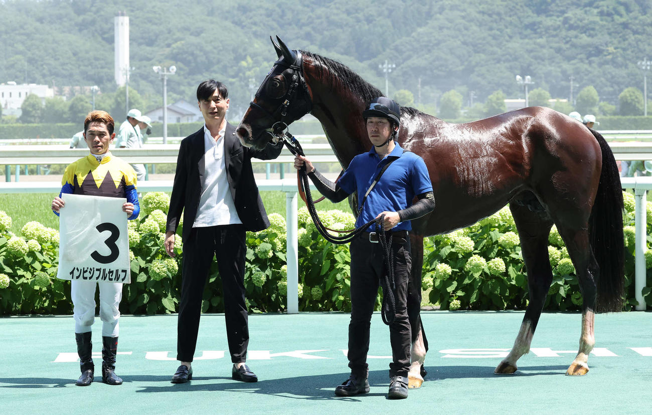 福島5R、デビュー戦を制したインビジブルセルフの口取りをする池江師（中央）と戸崎騎手（撮影・丹羽敏通）