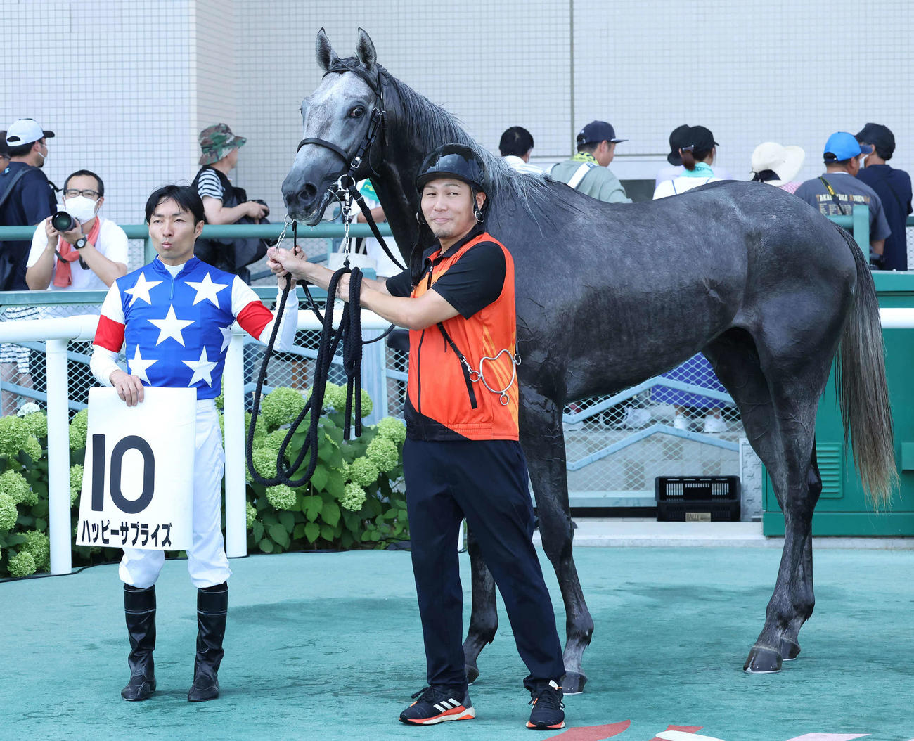 福島6R、デビュー戦を制したハッピーサプライズの口取りをする大野騎手（撮影・丹羽敏通）