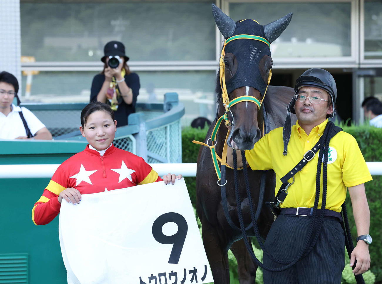 福島7R、3歳未勝利戦を制したトウロウノオノの口取りをする小林美騎手（撮影・丹羽敏通）