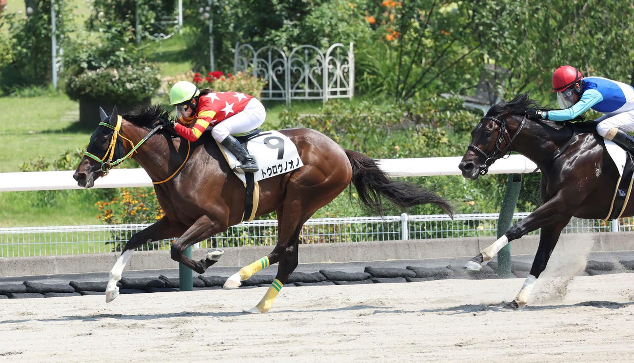 福島7R、3歳未勝利戦を制したトウロウノオノと小林美騎手（左）（撮影・丹羽敏通）