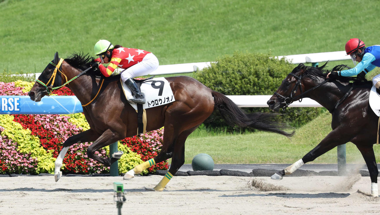 福島7R、3歳未勝利戦を制したトウロウノオノと小林美騎手（左）（撮影・丹羽敏通）