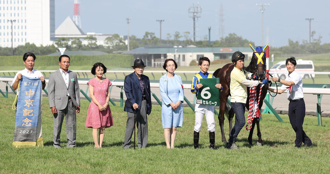逃げ切って中京記念を制したセルバーグと口取りに並ぶ松山騎手（右から3人目）（撮影・白石智彦）