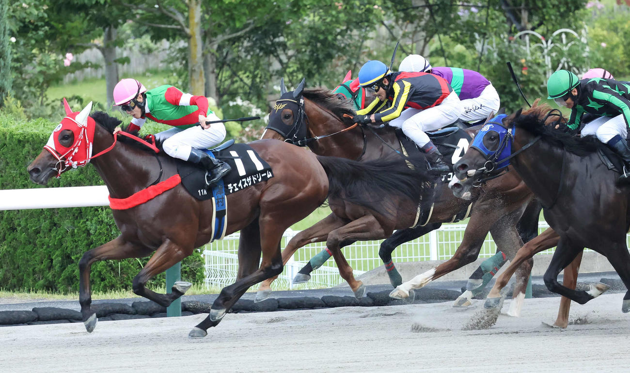 福島11R、安達太良Sを制したチェイスザドリームと津村騎手（撮影・丹羽敏通）