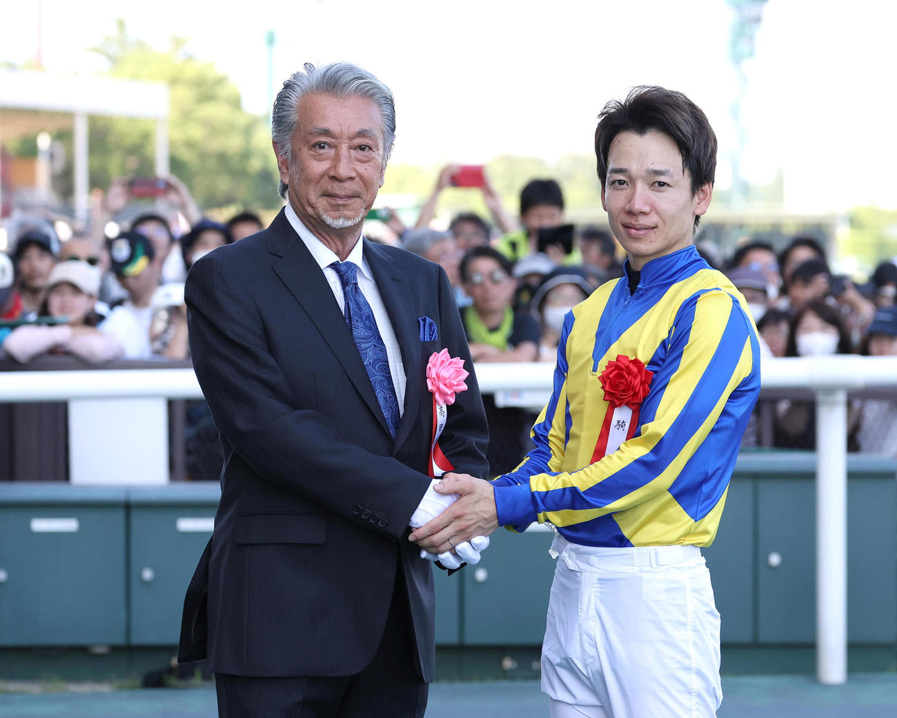 中京記念を勝ち、プレゼンターの高田純次（左）と握手をする松山騎手（撮影・白石智彦）