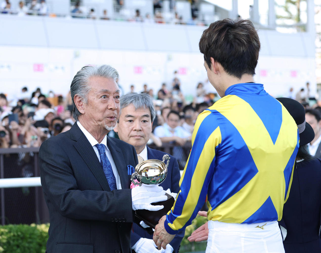 中京11R、松山騎手（右）にトロフィーを授与するプレゼンターの高田純次（撮影・白石智彦）