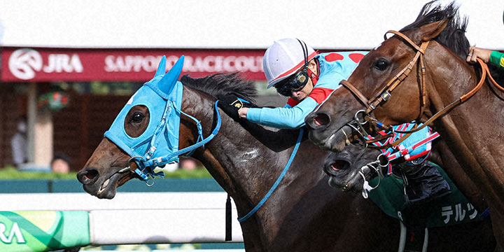 直線内から差し切りクイーンSを連覇したテルツェット（左）（撮影・村野早祐）＝2022年7月31日、札幌競馬場