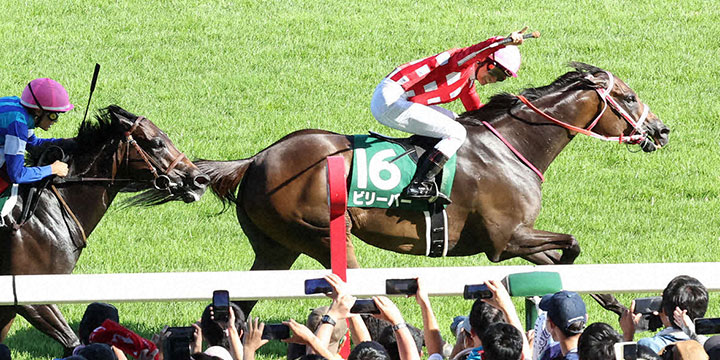 ビリーバーでアイビスSDを制した杉原騎手（撮影・丹羽敏通）＝2022年7月31日、新潟競馬場