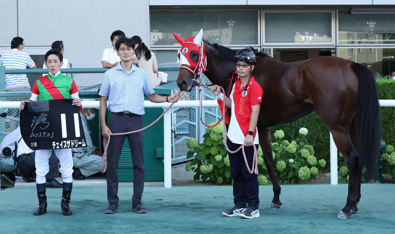 福島11R、安達太良Sを制したチェイスザドリームの口取りをする津村騎手（撮影・丹羽敏通）