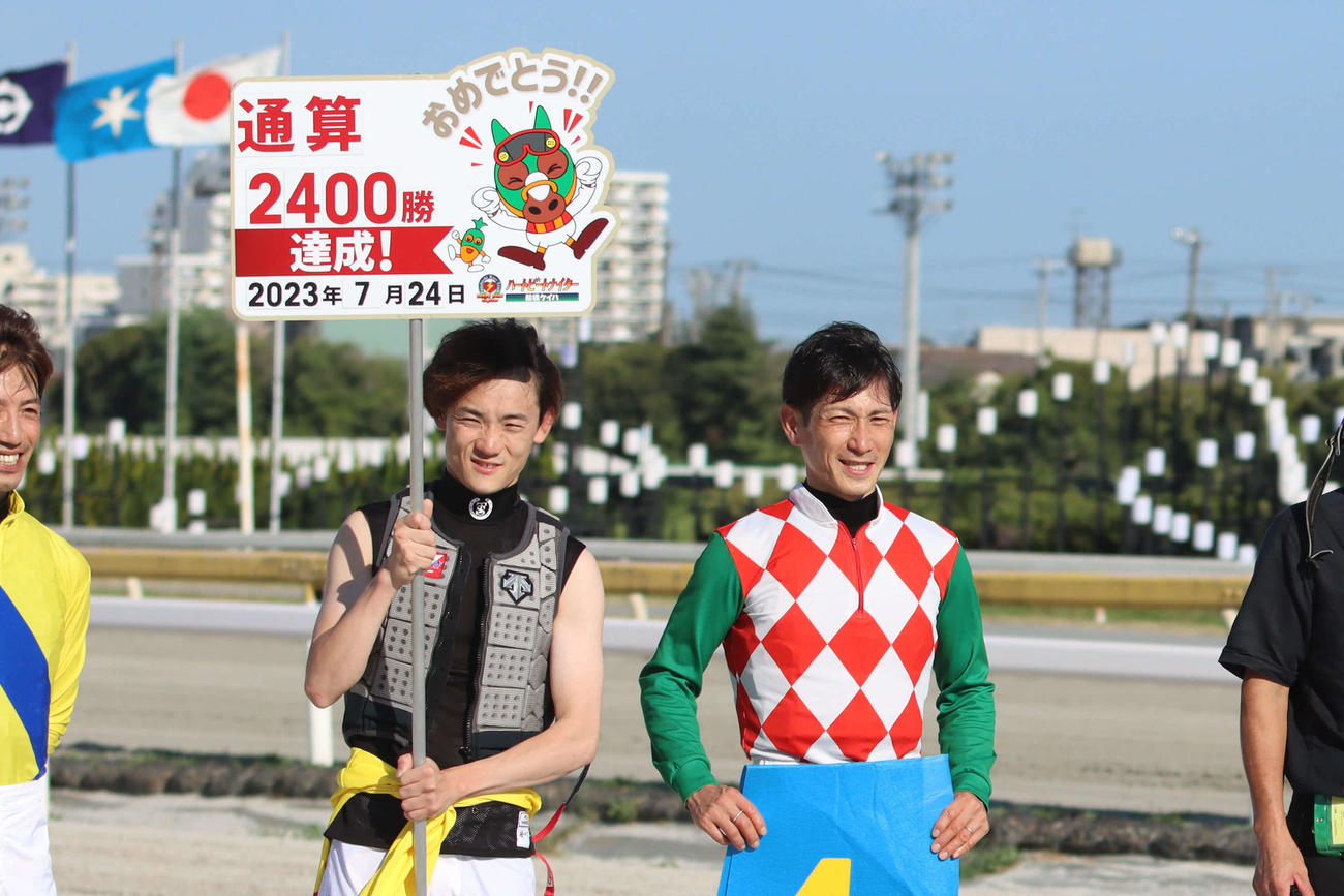 船橋4Rで地方競馬通算2400勝を達成した大井の矢野貴之騎手（右）