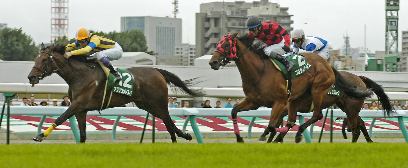 10年8月、アプリコットフィズ（左）でクイーンSを制した武豊騎手