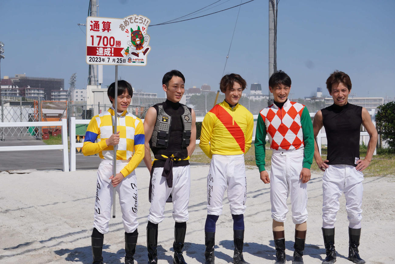 地方通算1700勝を達成した笹川翼騎手（中央）