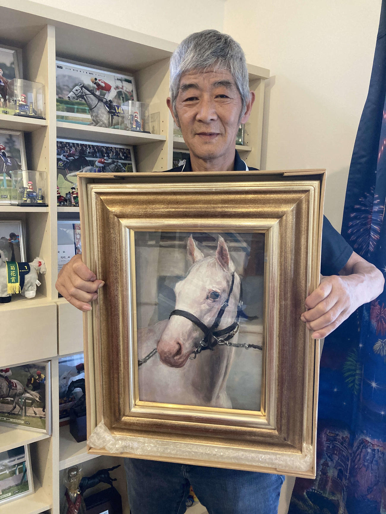 ファンから贈られたソダシの肖像画を手にする今浪元厩務員（撮影・太田尚樹）