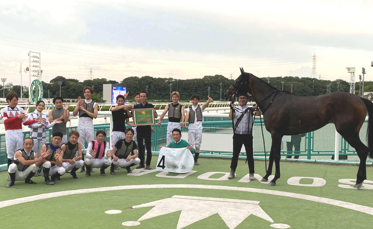 26日園田9Rを勝利して地方通算4700勝を達成した田中学騎手（下段一番右）