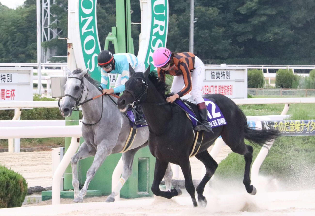園田8R、藻川特別をエナジーポコアポコで勝利した今村聖奈騎手（右）