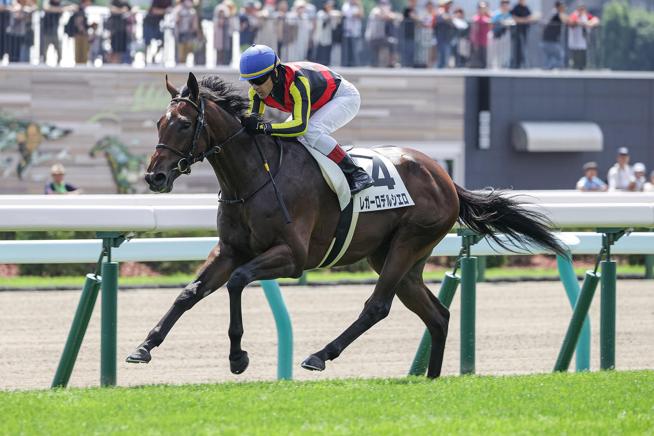 札幌1R、2歳未勝利を勝ち上がったレガーロデルシエロとルメール騎手（撮影・村野早祐）