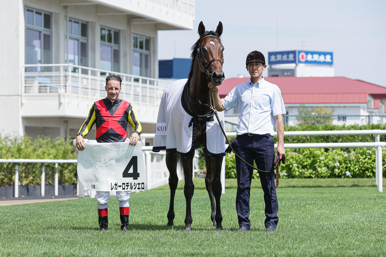 札幌1R、2歳未勝利を勝ち上がったレガーロデルシエロとルメール騎手（撮影・村野早祐）