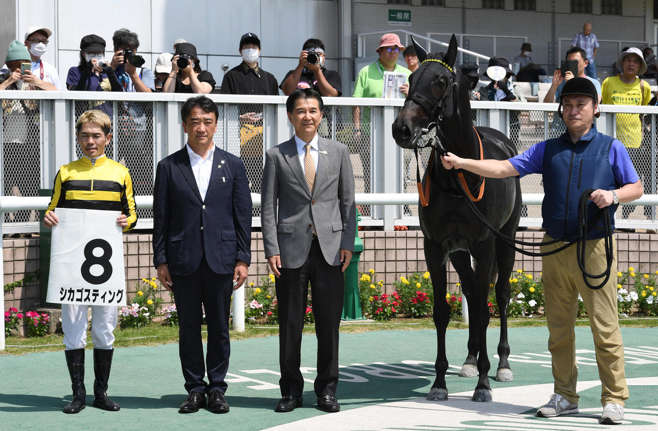 新潟1R1着シカゴスティング、左から戸崎圭太騎手、庄野靖志調教師（撮影・柴田隆二）