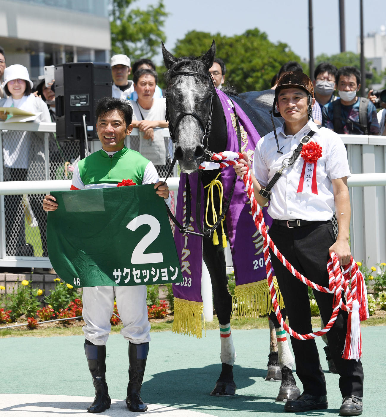 新潟4R、新潟ジャンプSを制したサクセッションと蓑島騎手（撮影・柴田隆二）