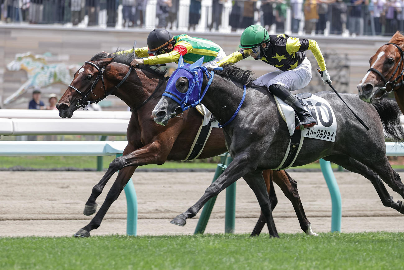 札幌5R、デビュー戦を制したギヴイットアゴーと横山典騎手（左）（撮影・村野早祐）