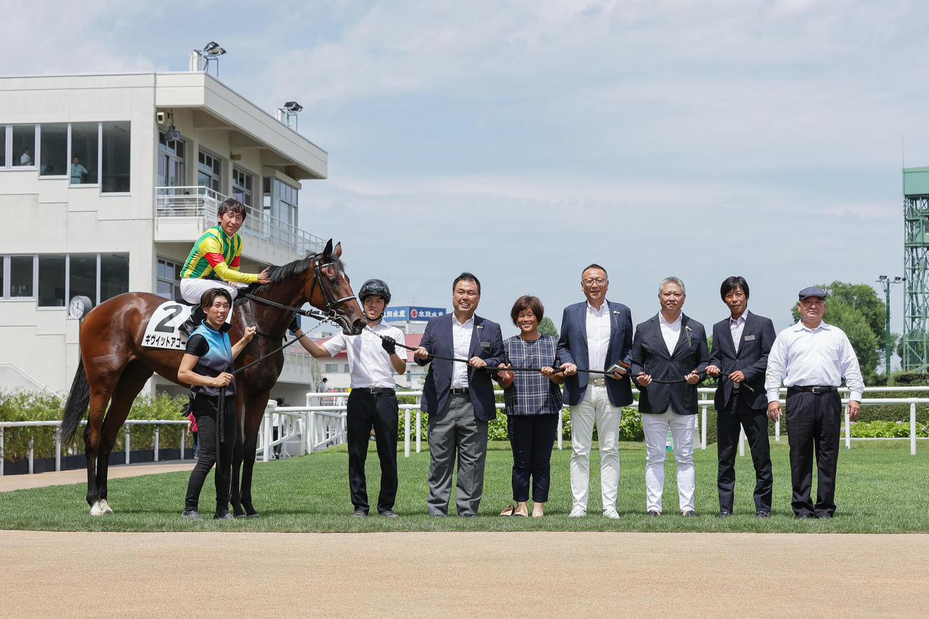 札幌5R、デビュー戦を制したギヴイットアゴーと横山典騎手（撮影・村野早祐）