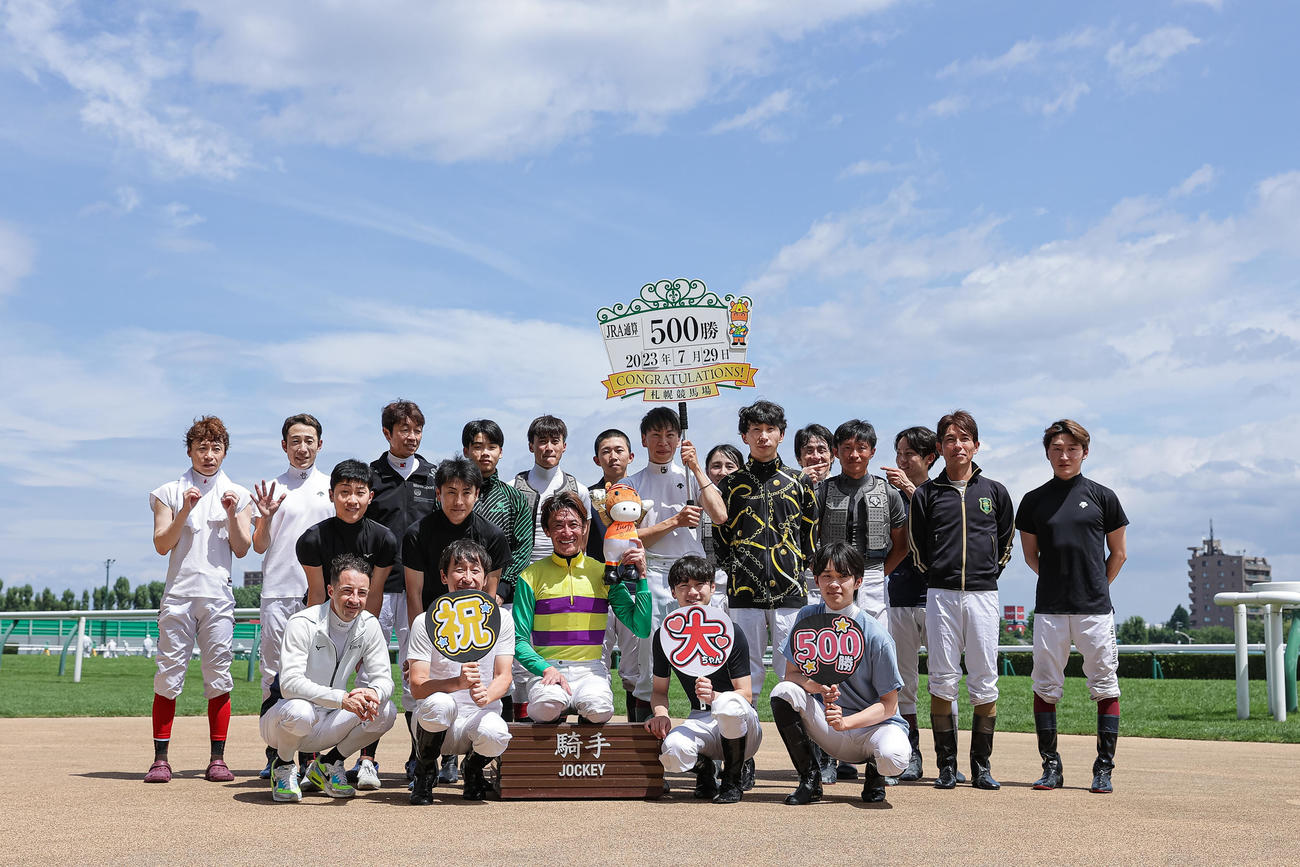 札幌4R、JRA通算500勝を達成し、仲間から祝福される松田騎手（前列中央）（撮影・村野早祐）