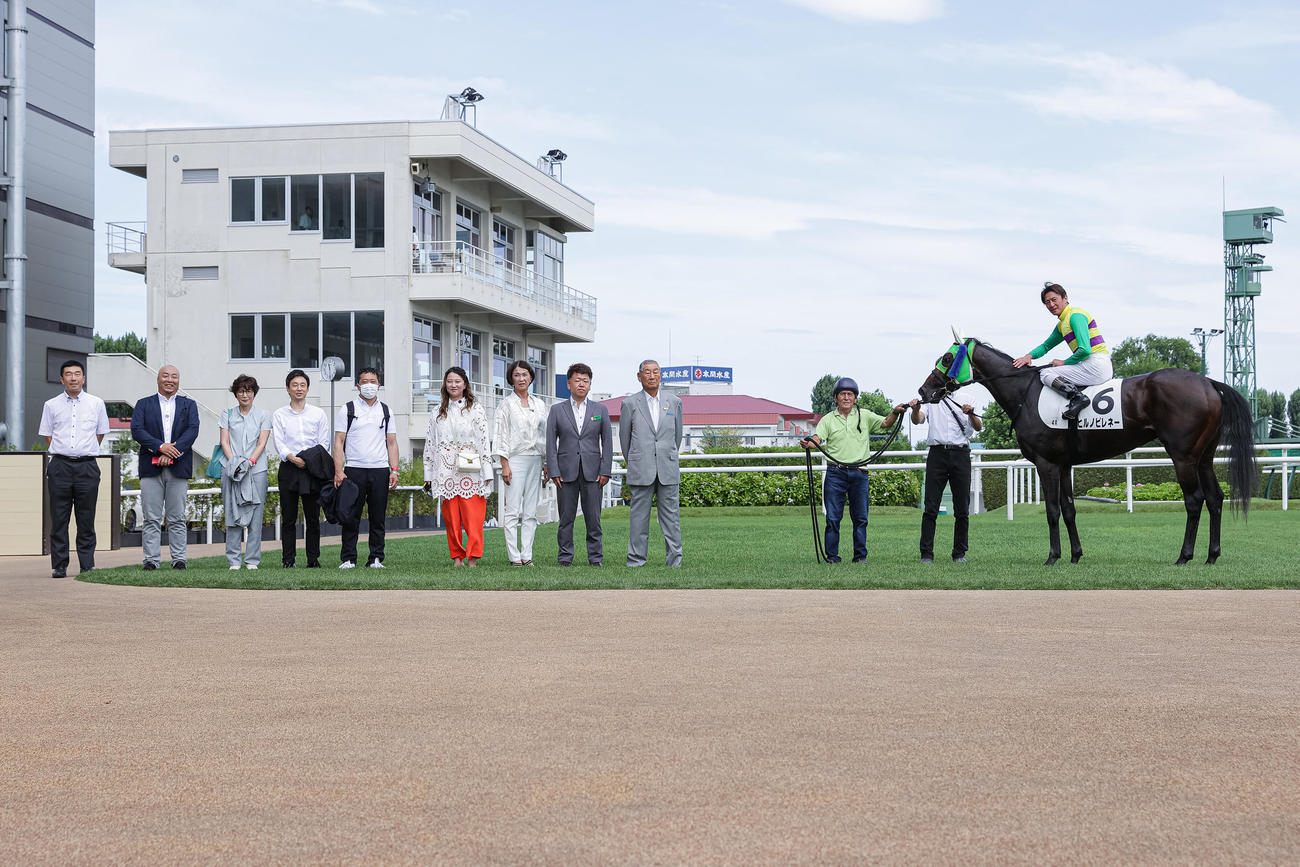 札幌4R、3歳未勝利を勝ち上がったヒルノピレネーと松田騎手（撮影・村野早祐）
