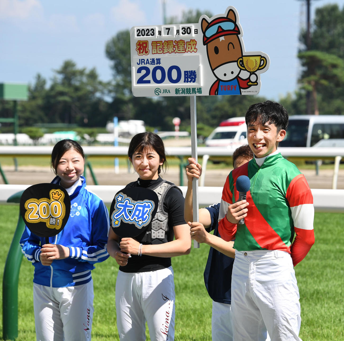 JRA通算200勝を達成した団野騎手は笑顔を見せる。左から河原田騎手、今村騎手（撮影・柴田隆二）
