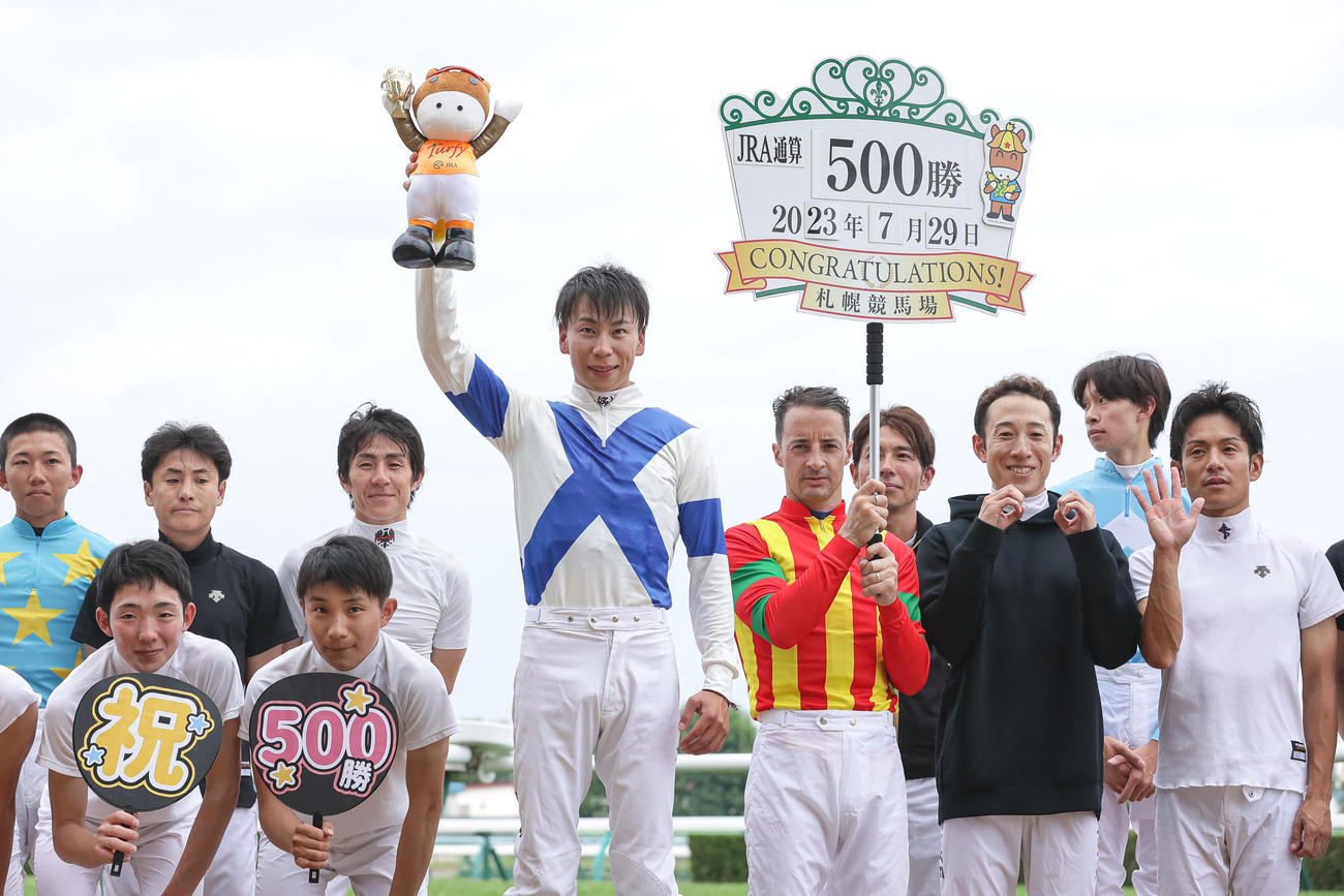JRA通算500勝を達成し騎手仲間に祝福される横山武騎手（中央）（撮影・村野早祐）