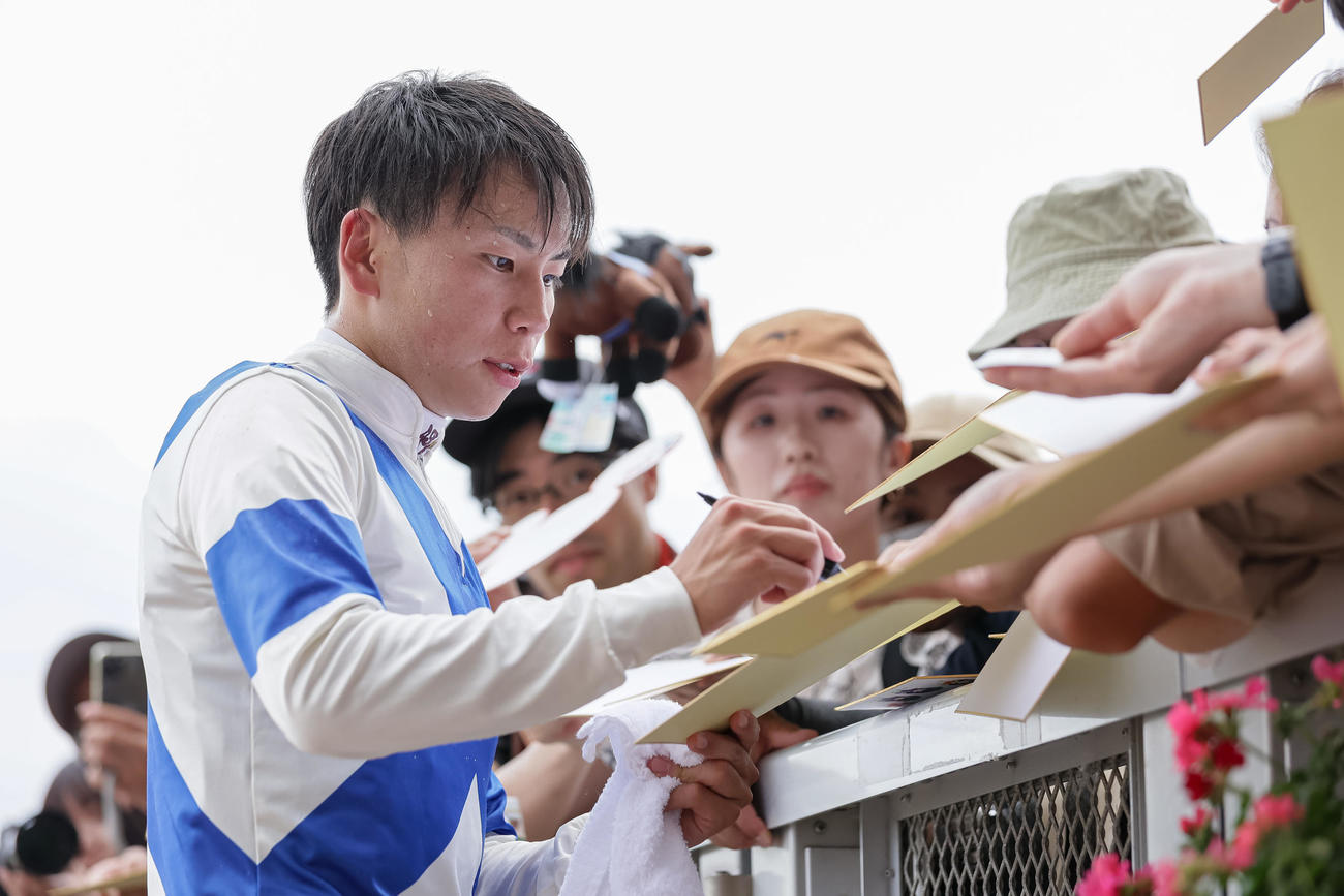 ファンにサインする横山武騎手（撮影・村野早祐）