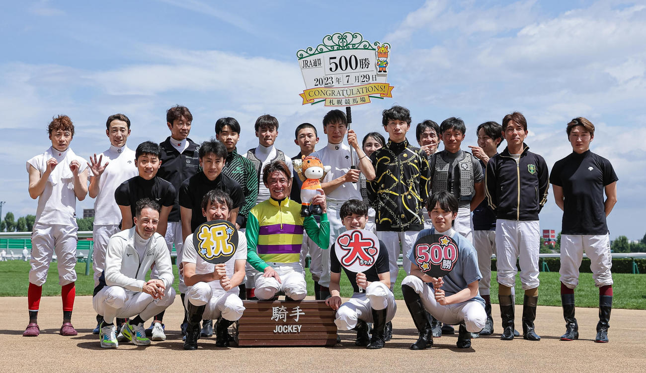 札幌4R、JRA通算500勝を達成し、仲間から祝福される松田騎手（前列中央）（撮影・村野早祐）