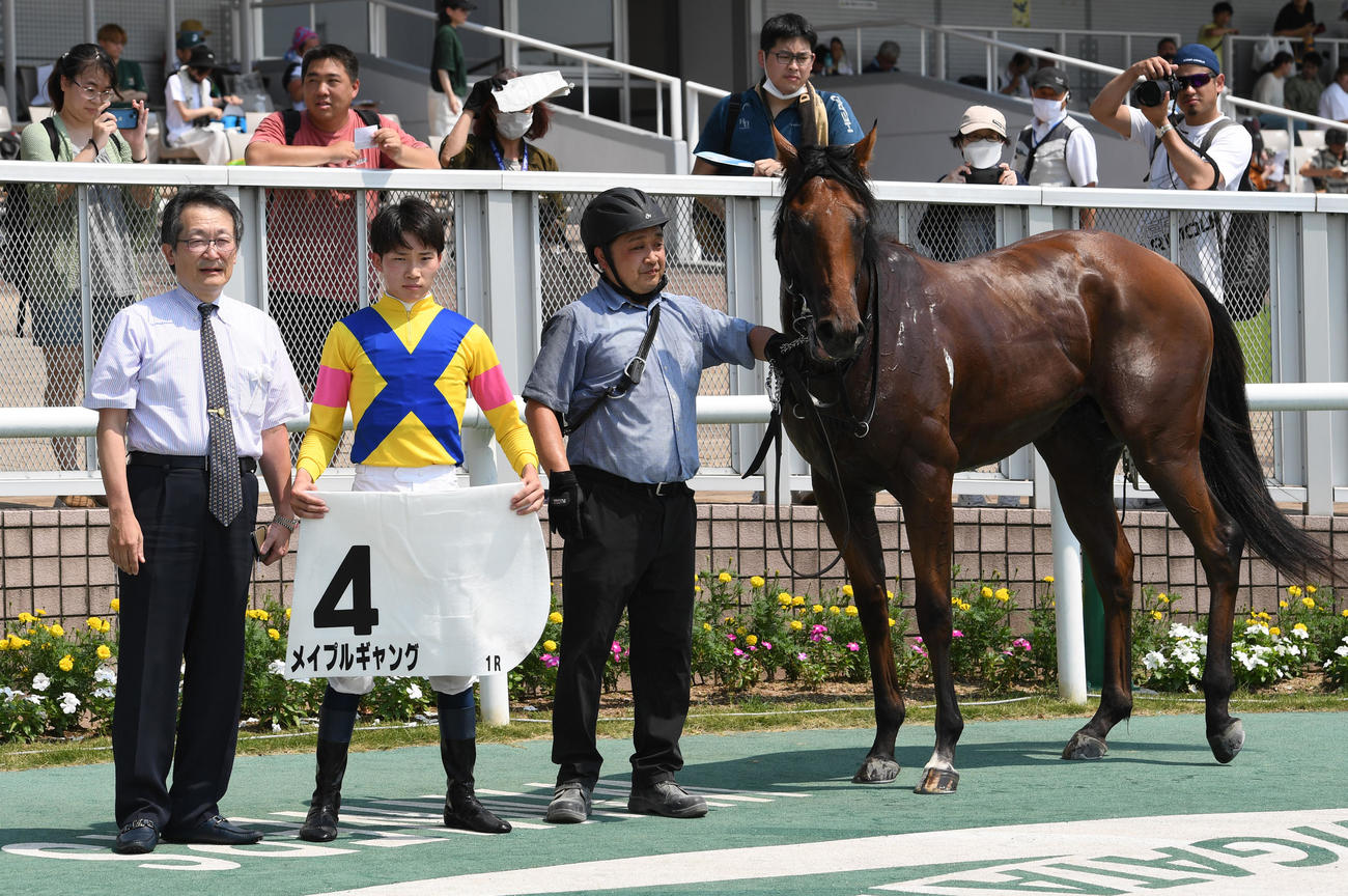 新潟1R、1着メイプルギャングと角田大河騎手（左から2人目）（撮影・柴田隆二）