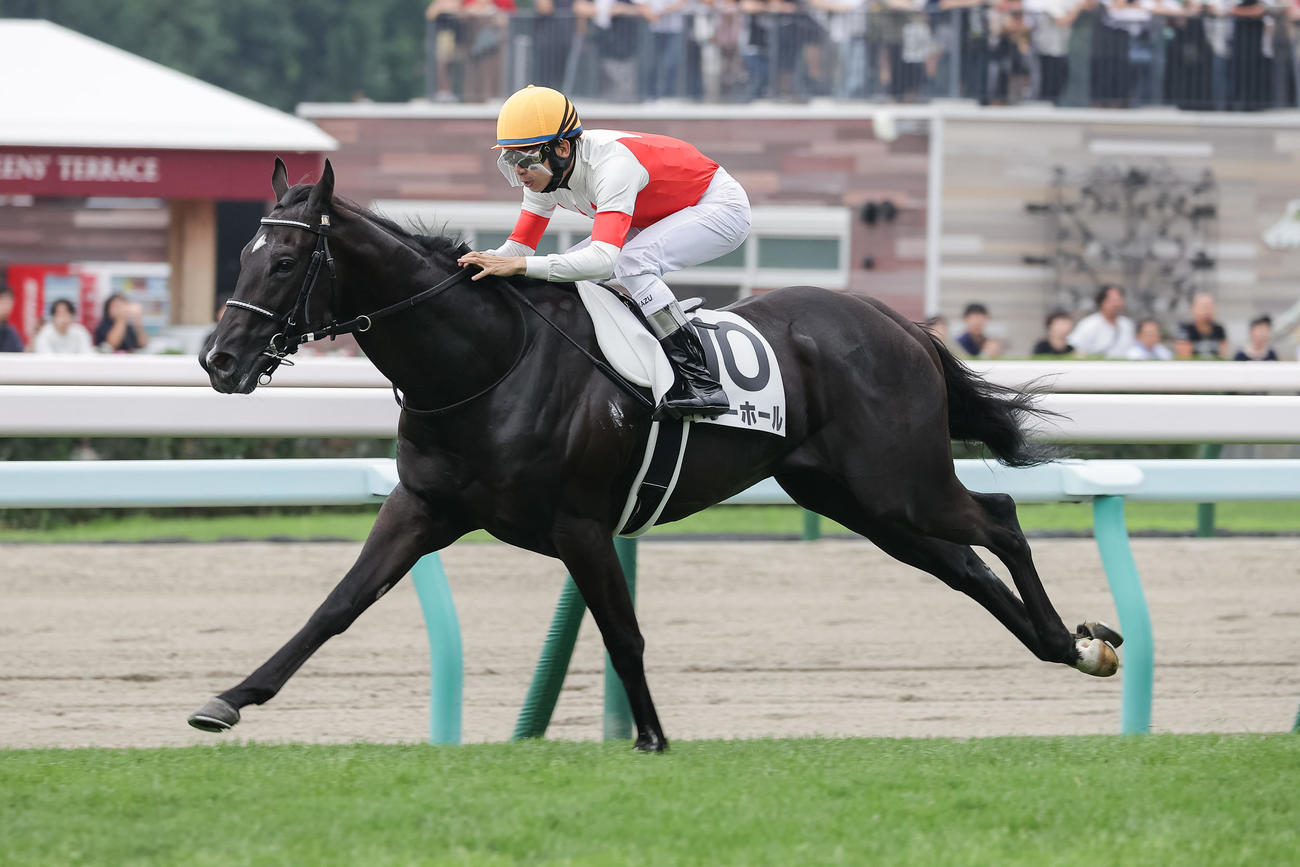 札幌5R、デビュー戦を制したパワーホールと横山和騎手（撮影・村野早祐）