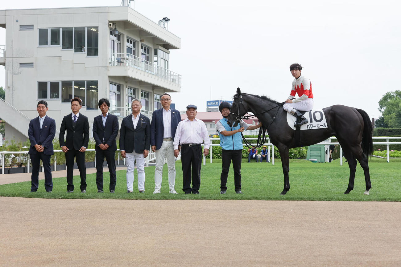 札幌5R、デビュー戦を制したパワーホールと横山和騎手（撮影・村野早祐）