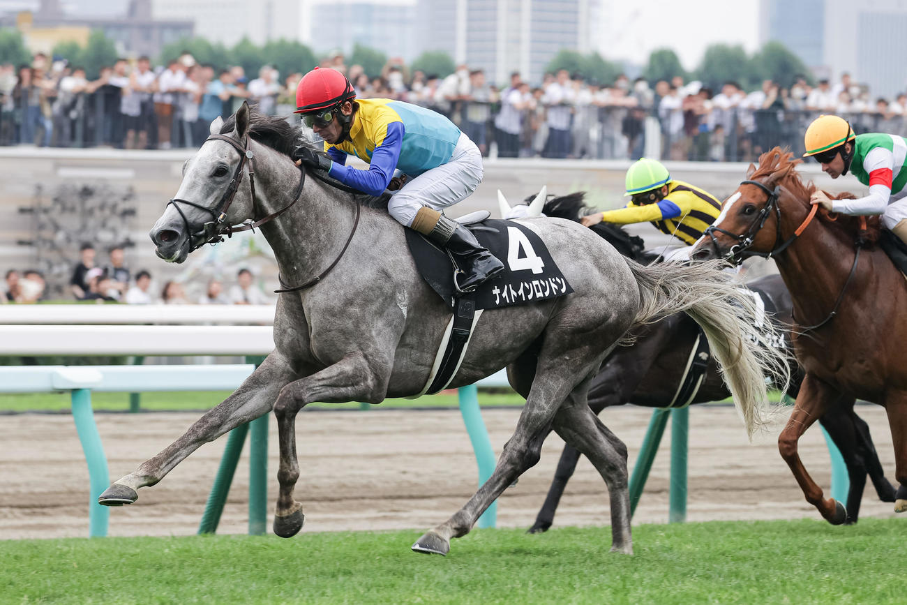 札幌9R、阿寒湖特別を制したナイトインロンドンと和田竜騎手（撮影・村野早祐）
