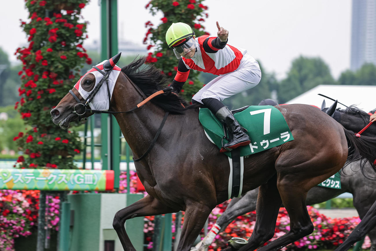クイーンSを制したドゥーラと斎藤騎手（撮影・村野早祐）