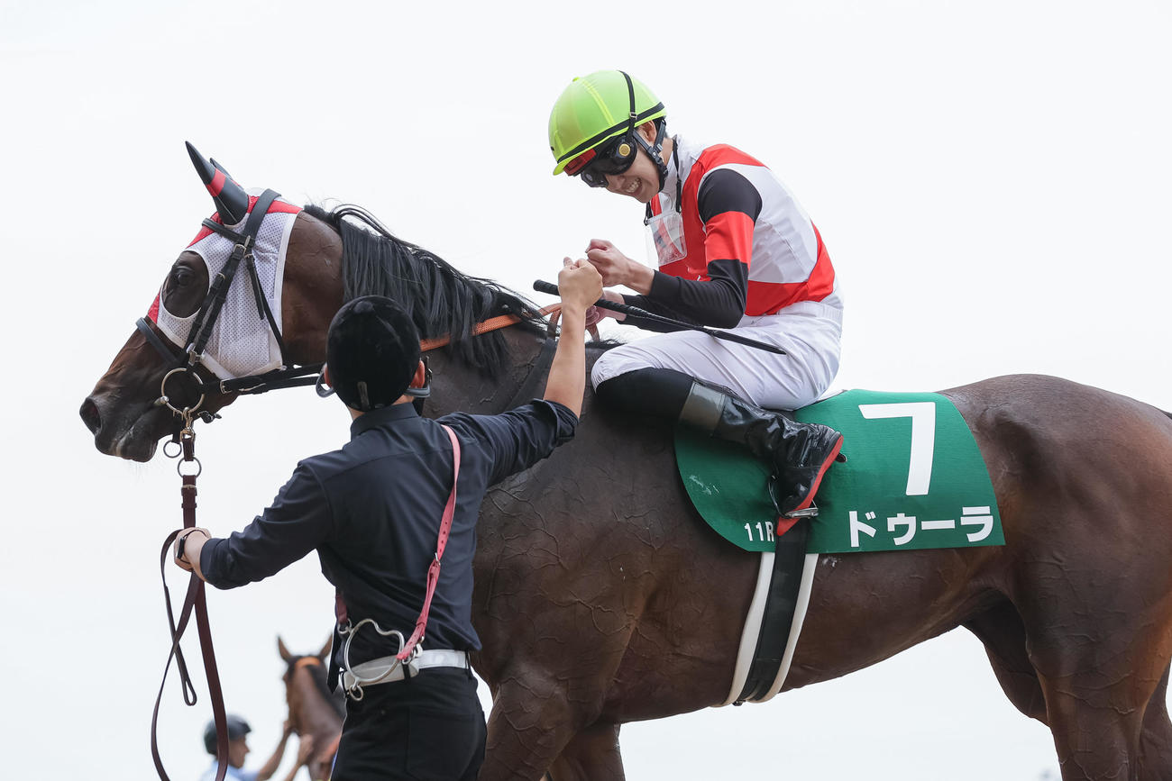 ドゥーラでクイーンSを制しグータッチする斎藤騎手（撮影・村野早祐）